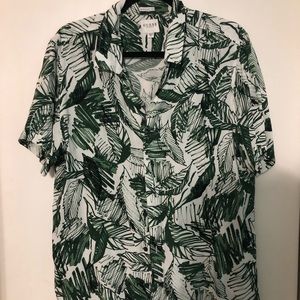 GUESS? Men’s regular fit shirt. Size Medium - 100% rayon